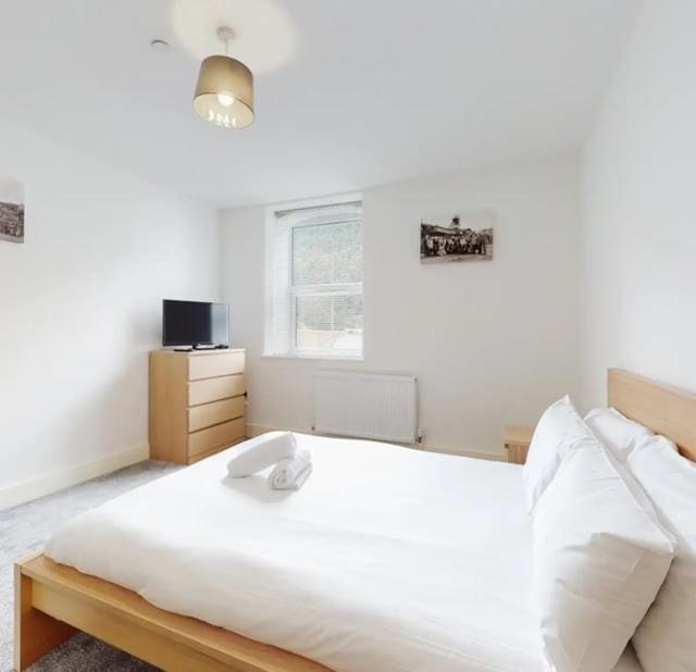 Spacious Two Bedroom Apartment With Valley Views Abertillery Екстер'єр фото