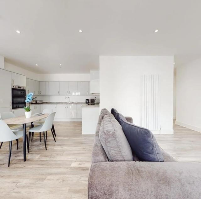 Spacious Two Bedroom Apartment With Valley Views Abertillery Екстер'єр фото
